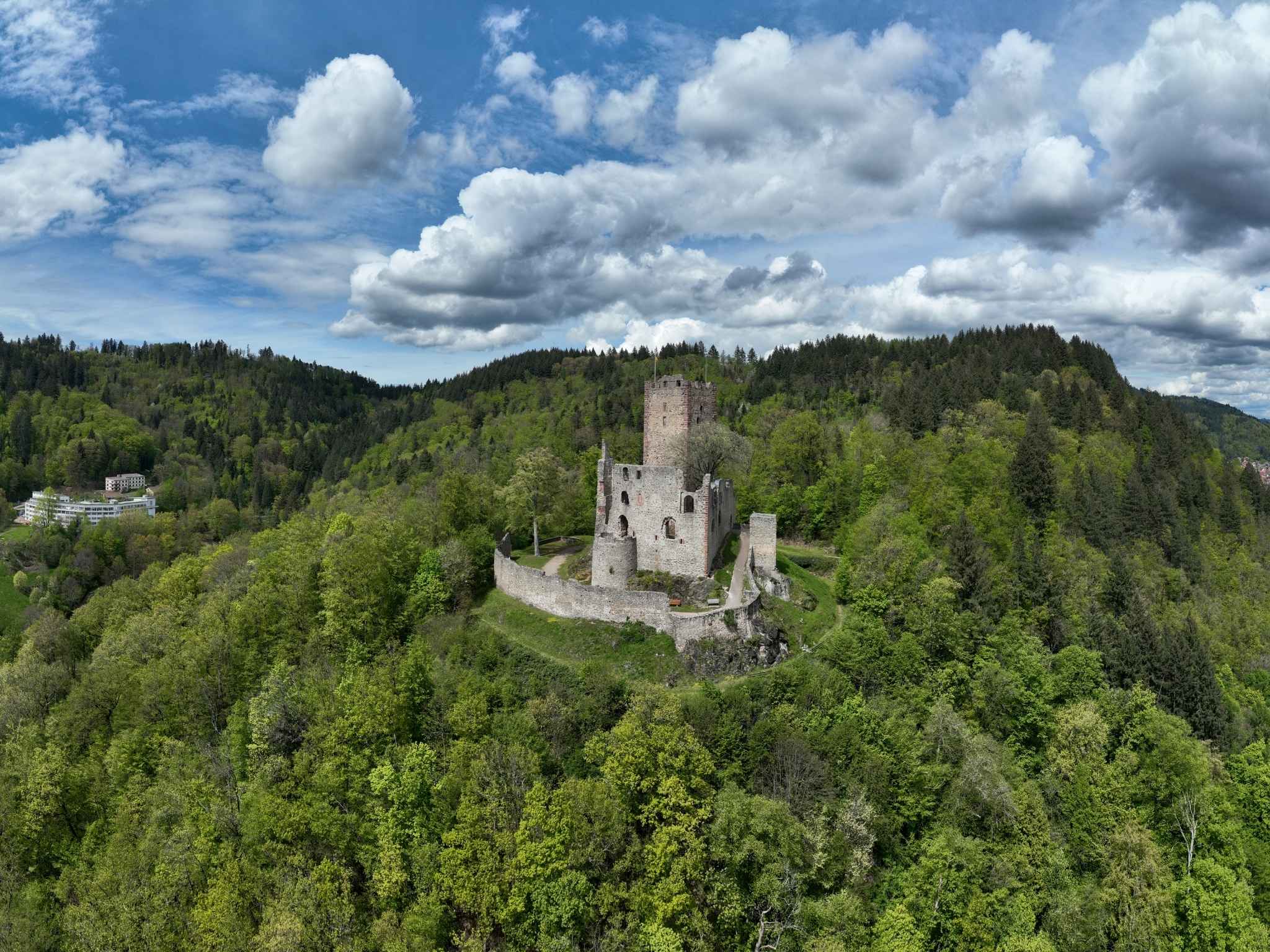 Drohnenaufnahme der Kastelburg.