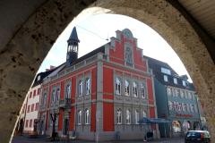 Rathaus der Stadt Waldkirch aus einem Torbogen heraus fotografiert.