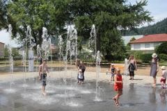 Orgelbrunnen im Rosengarten: Kinder spielen in den Wasserfontänen