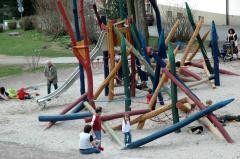 Spielplatz "Tanz der Orgelpfeifen": Kinder spielen auf dem buntem Spielplatz am Stadtrain